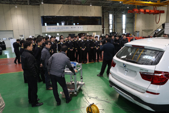 BMW그룹코리아는 지난 1일 경기도 화성 자동차안전연구원에서 교통안전공단과 '소방대원 자동차 안전구조 세미나'를 했다. <BMW코리아 제공>